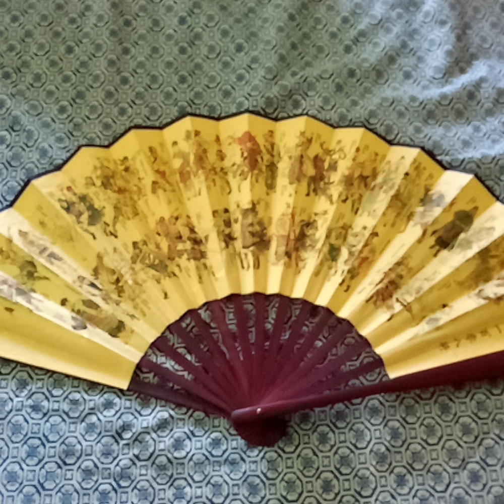 Beautiful silk Chinese fan With Very Nice Wood Handle And Art Work